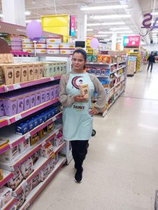 mulher  trabalhando em supermercado 